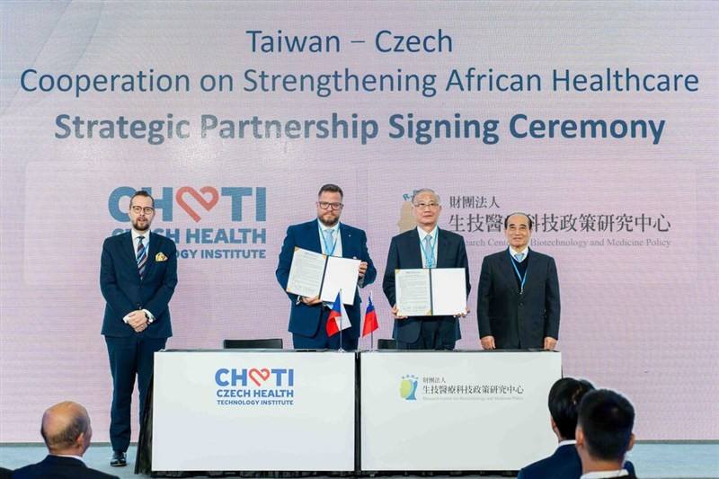 Petr Foit (second from left), chairman of the Czech Health Technology Institute, and Yang Pan-chyr (third from left), Vice President of the Institute for Biotechnology and Medicine Industry, pose for a photo after signing a medical aid procurement pact in