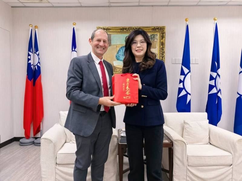 圖為國民黨主席鄭麗文（右）與歐洲經貿辦事處處長谷力哲（左）會面合影。（取自鄭麗文臉書粉絲頁）