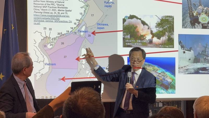 駐德代表谷瑞生（右）4日在柏林台灣會議座談問答環節，藉學者投影片，向與會者說明台灣海峽對全球軍事戰略與國際貿易重要性。