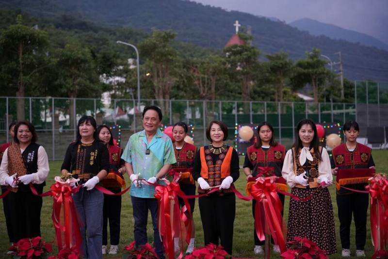 屏東縣立來義高級中學射箭場4日啟用，原民會主委曾智勇Ljaucu．Zingrur（前中）、屏東縣長周春米（前右2）、民進黨籍立委伍麗華（前左2）等人出席剪綵。（屏東縣政府提供）