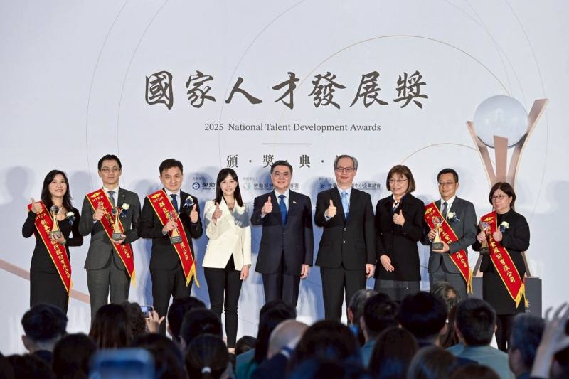 頒發國家人才發展獎 卓揆期勉鼓勵更多企業和國人投入國家建設行列