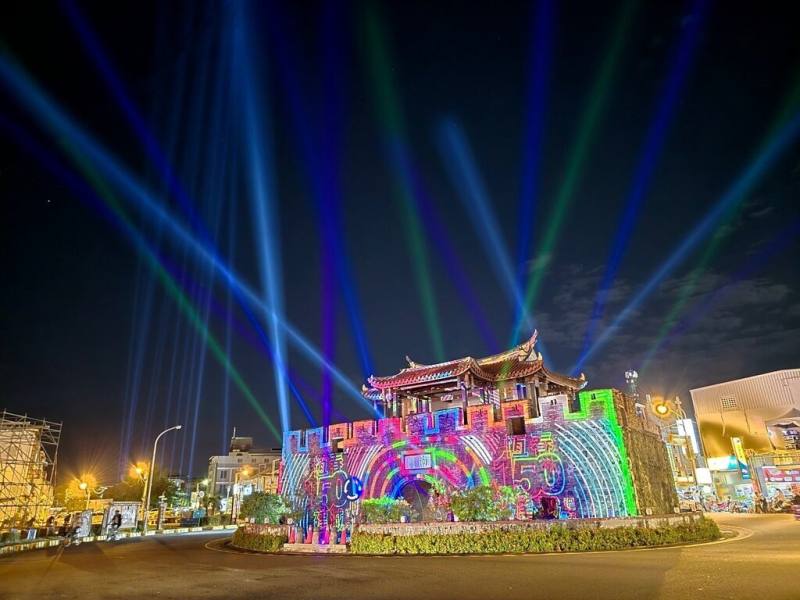 屏東縣恆春文化中心劇場館6日將開幕，連日為開幕光雕展演彩排試燈，魔幻視覺效果讓在地居民驚豔搶拍。（屏東縣政府文化處提供）