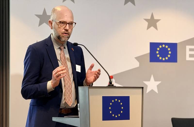 德國國會友台小組主席徐德分4日在柏林台灣會議「德國對台政策」演說中提到，德國各黨因歷史因素，對中國政策有不同的考量及看法，對中政策不清且無連貫性，將有損德國利益。他呼籲德國應建立跨黨派且一致的對中及對台方針。