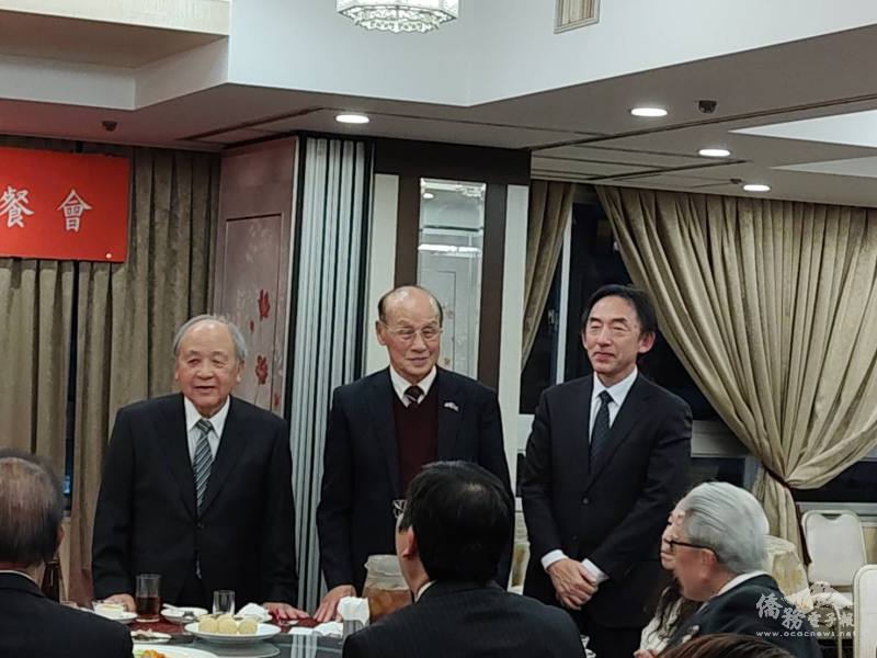 大阪中華學校在理事長洪里勝信(左)名譽理事長連茂雄(中)校長蔣燁(右)的領導下取得新校地使用權