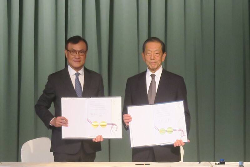 台灣日本關係協會會長蘇嘉全（左）與日本台灣交流協會會長隅修三（右）4日簽署「台日數位貿易協議」。