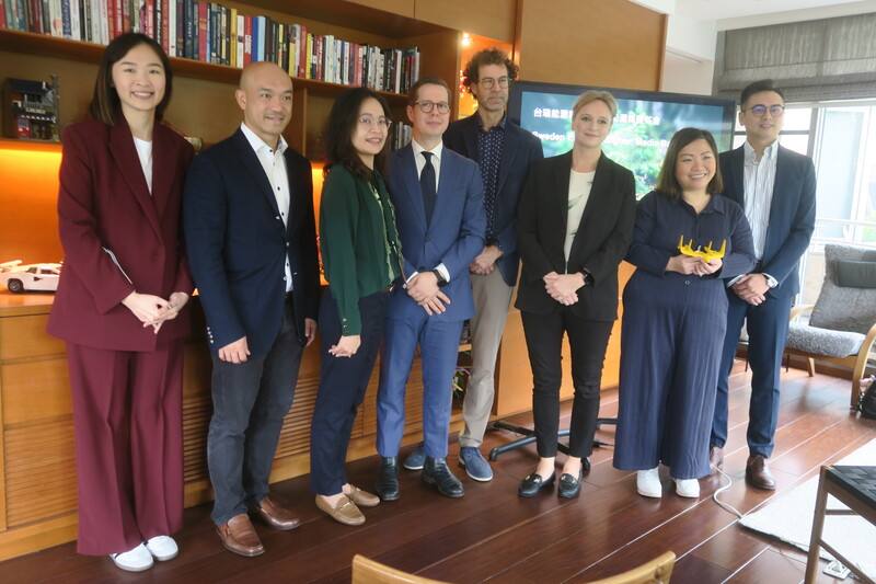 瑞典貿易暨投資委員會台北辦事處4日舉行台瑞能源韌性及前瞻能源媒體茶會，瑞典駐台代表任荷雅（右3）等瑞典產官學界人士出席分享。