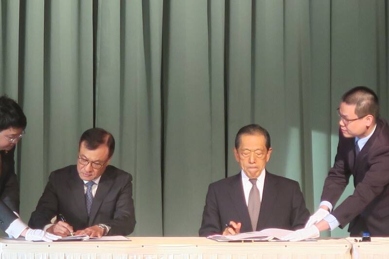 台灣日本關係協會會長蘇嘉全（左）與日本台灣交流協會會長隅修三（右）4日簽署「地區海關合作備忘錄」。