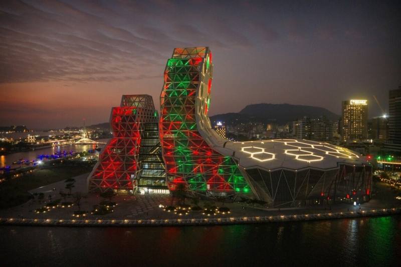 歲末年終，高雄流行音樂中心2025年推出「高流聖誕趴 KMC XMAS」活動，17公尺高耶誕樹「金勾TREE」以紅、綠燈色展現節慶氛圍，並與音浪塔、海音館及珊瑚礁群建築外觀燈效相互呼應。（高流提供）