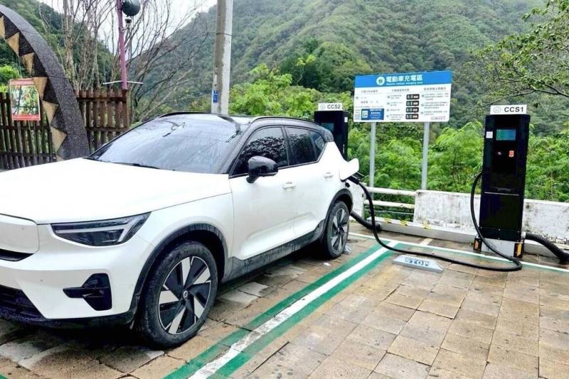 桃園市政府風景區管理處民國114年完成7處風景區公有停車場電動車充電樁基礎設施建置，目前已全數營運開始收費。（桃園市政府風景管理處提供）