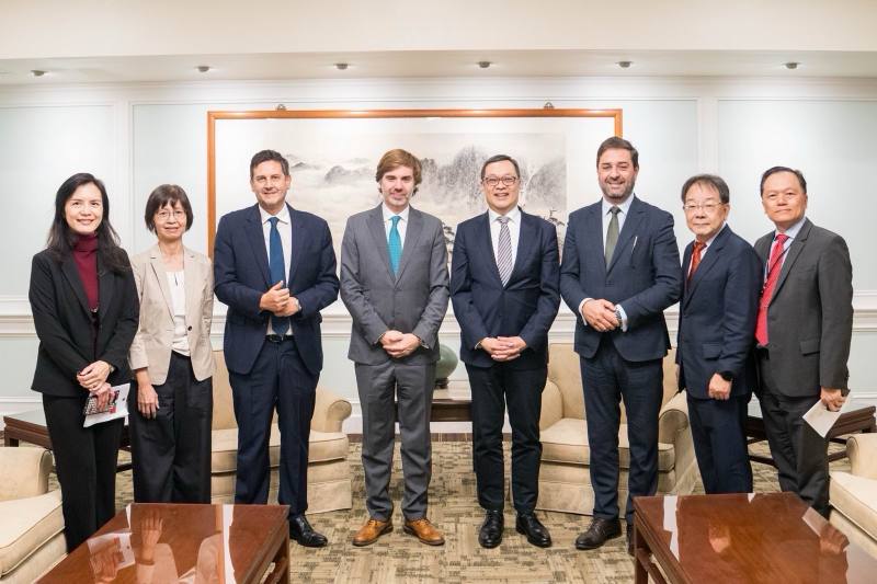 外交部政務次長陳明祺（右四）與晚宴貴賓合影