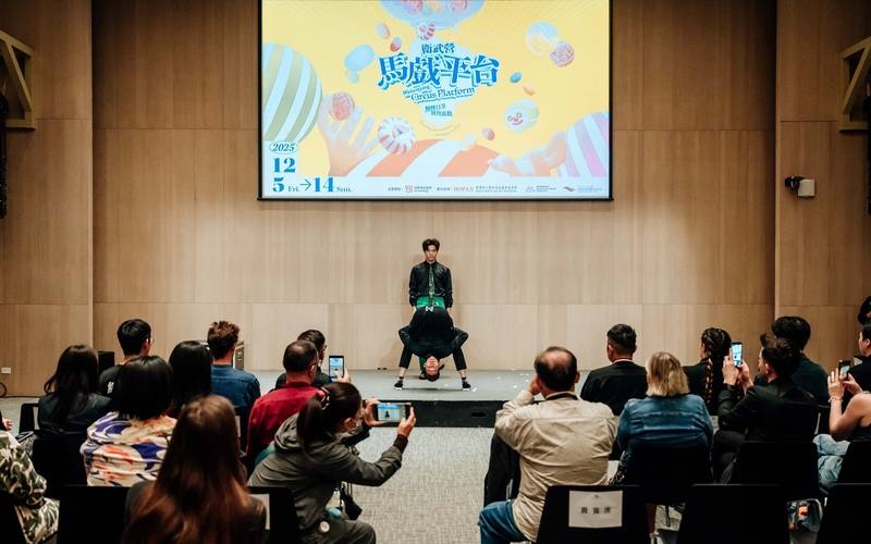 高雄衛武營國家藝術文化中心5日起到14日推出2年一度的「馬戲平台」，4日舉行活動記者會，邀「紳士瘋」團隊現場精彩演出。（衛武營國家藝術文化中心）