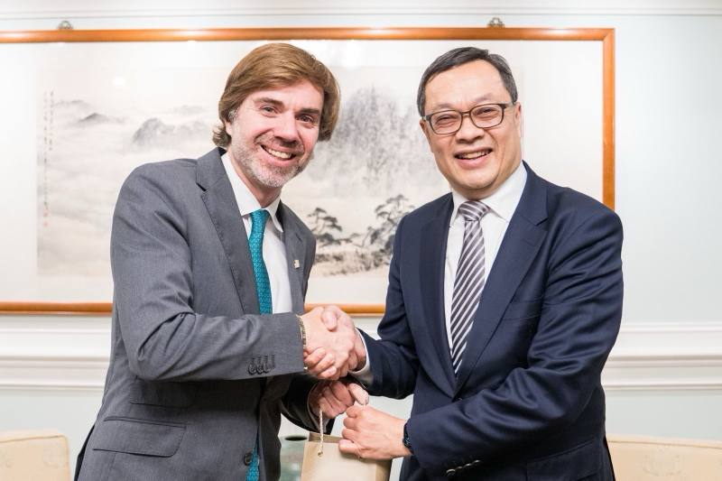 外交部政務次長陳明祺致贈葡萄牙跨黨派國會議員訪問團團長艾爾梅達（João Pinho de Almeida）台灣特產威士忌