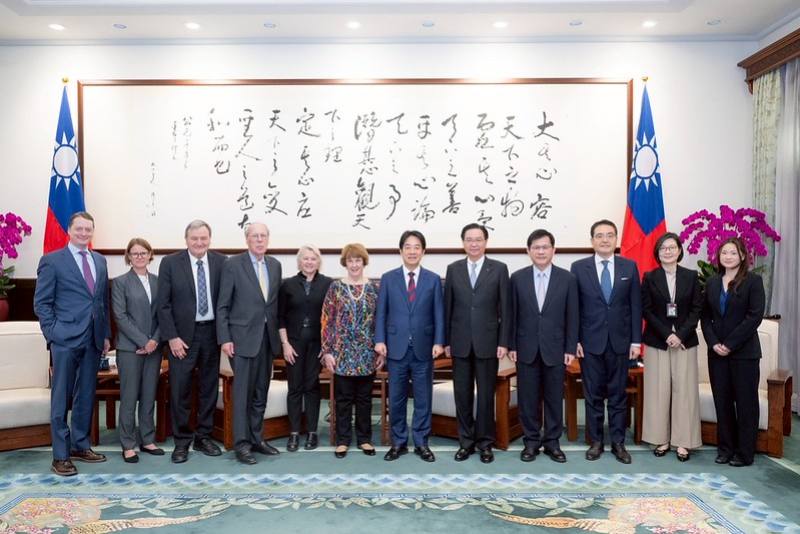 總統與「美國外交政策全國委員會」訪團合影