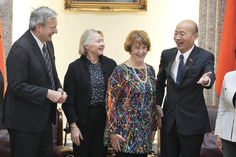 美國外交政策全國委員會（NCAFP）會長艾略特（Susan M. Elliott）（右2）5日親率來台訪團成員拜會立法院，與立法院長韓國瑜（右）互動熱絡