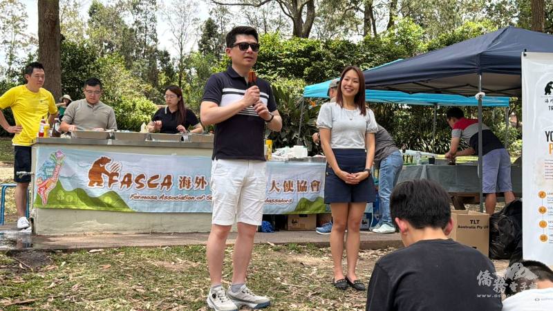 駐雪梨辦事處處長吳正偉(左)及Willoughby 市議員莊明雪(右)到場給予FASCA青年鼓勵