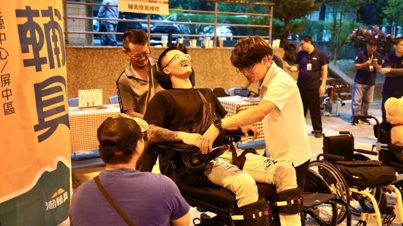 屏東縣5日在三地門鄉舉行2025國際身心障礙者日活動，現場也有屏東縣輔具資源中心展示多款創新輔具，由專業人員協助挑戰者量身打造更便利戶外輔助策略。（屏東縣政府社會處提供）