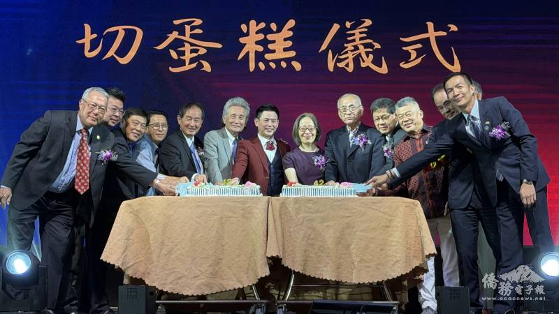 逢甲大學董事長高承恕(左6)特地自臺抵馬參與《逢甲之夜》