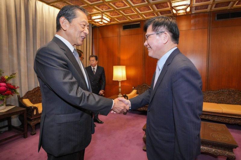 外交部長林佳龍（右）歡迎「日本台灣交流協會」會長隅修三（左）