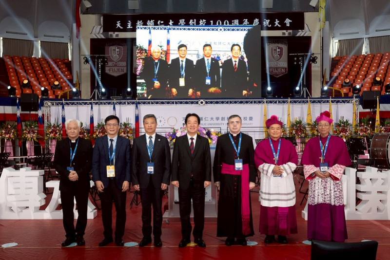 總統和出席人員合影