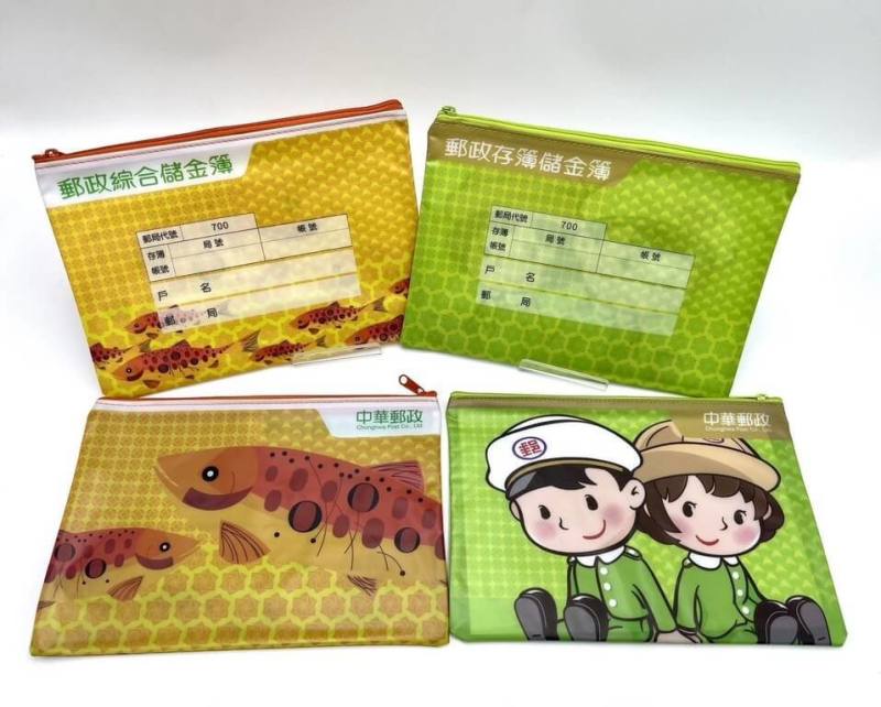 中華郵政近年陸續推出各式集郵周邊商品，其中存摺造型聚寶袋外型復刻郵局存摺，從封面顏色、字體到版面配置，就像一本放大版的存摺，可收納小物。（中華郵政提供）