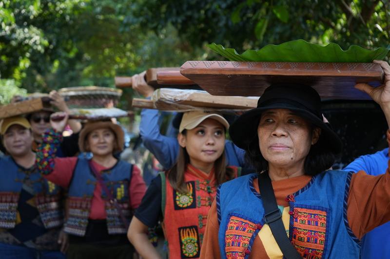 屏東縣來義鄉白鷺部落masa'e古道祭6日進行重要環節，由傳統領袖家族女子頭頂裝有福糕祭盤，儀式性走一小段路，象徵送餐給辛勤工作男子，再由靈媒執行獻祭祈福儀式