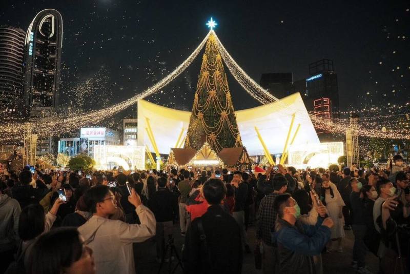 「2025高雄聖誕生活節」在高雄中央公園打造26公尺耶誕樹吸引大批人潮前來，並提升鄰近商圈夜市買氣，包括新堀江、中央公園商圈及六合夜市。（高雄市經發局提供）
