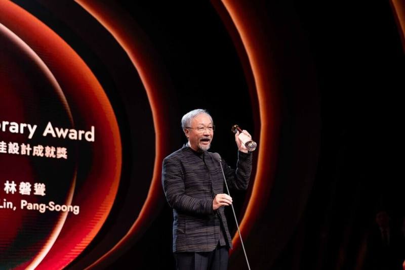 設計師林磐聳（圖）擁有「台灣設計界導師」之稱，榮獲2025金點最佳設計成就獎，5日受獎後致詞表示，這是大家共同獲得的獎項，因為有前輩的開疆闢土才有一條道路可以讓眾人前行，有同輩同好的相知相惜才能到世界去打拚，還有年輕一代一棒接一棒，才讓世界看到台灣設計力量。（台灣設計研究院提供）