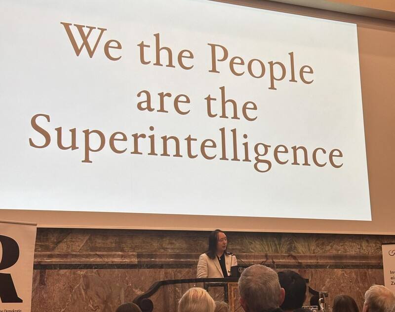 前數位發展部長、現為無任所大使的唐鳳4日至瑞士蘇黎世大學以「我們人民即是超級智慧」為題演講。1946年英國首相邱吉爾也在同一地點演講，別具歷史意義