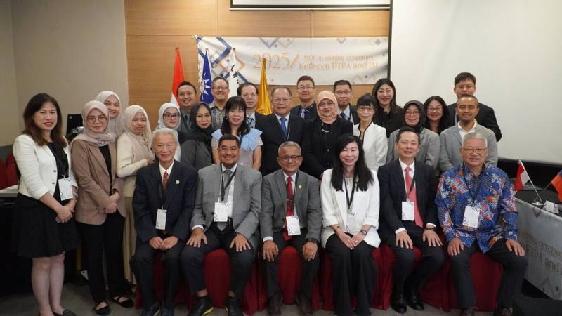 中華民國藥師公會全國聯合會4日由理事長林憶君（前右3）率團飛往印尼雅加達，5日與印尼藥師會提前續盟，不只延續姐妹會情誼，也展現全聯會推動國際合作的決心。（中華民國藥師公會全國聯合會提供）