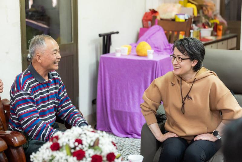 副總統先行前往探視物資超人李耀全先生