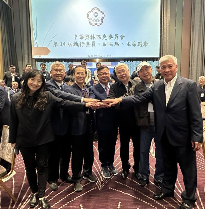 第14屆中華奧會主席6日進行改選，由原副主席蔡家福（中）全票當選新任奧會主席，另外也選出陳美燕（左1）、張煥禎（左2）、陳建平（左3）、陳士魁（右3）、廖裕輝（右2）、王景成（右1）等6名副主席。陳美燕為奧會首位女副主席