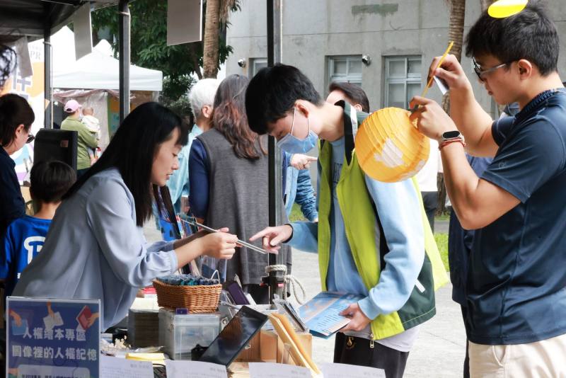 國家人權博物館「2025年世界人權日典禮」6日舉行，場外「人權市集」吸引不少年輕人駐足瞭解