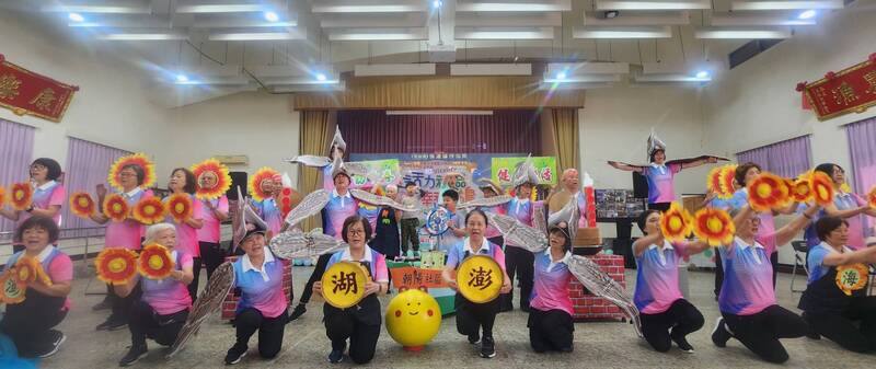 澎湖縣政府「活力社區．幸福菊島」聯合社區計畫三力合一創意無限成果展，6日在馬公西衛社區活動中心登場，透過動態才藝演出與靜態成果展示