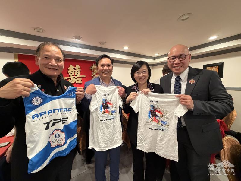 鹽湖城臺灣商會理事1989年冬季奧運滑雪國手唐慰組(左二)特別帶來由自己設計的T-Shirt來送給理事們