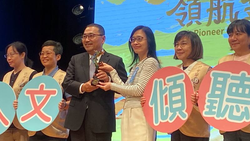 114年新北市人民團體「領航金獎」5日舉行頒獎典禮，市長侯友宜（左3）出席頒獎，表揚榮獲「年度最佳領航奉獻獎」的中華道家人文協會，由理事長張旖（右3）代表接過獎座