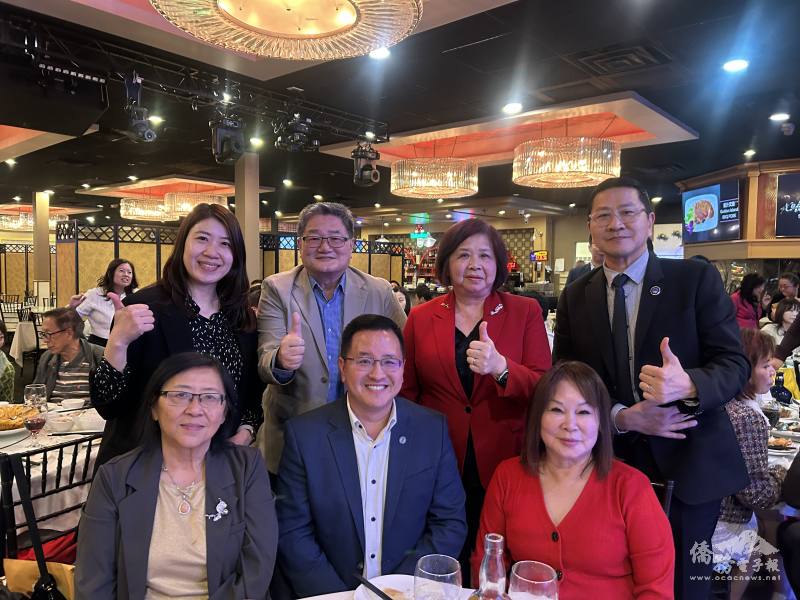 聖地牙哥第六區市議員 Kent Lee(前左2)與洛杉磯台灣貿易中心主任閉達玉(後左1)、僑務委員謝家樹(後左2)、僑務委員葉芸青(前左1)、大底特律台灣商會會長楊逸鴻(後右2)、僑務委員汪蔚興(後右1)、前商會會長史孟珠(前右1)合影留念