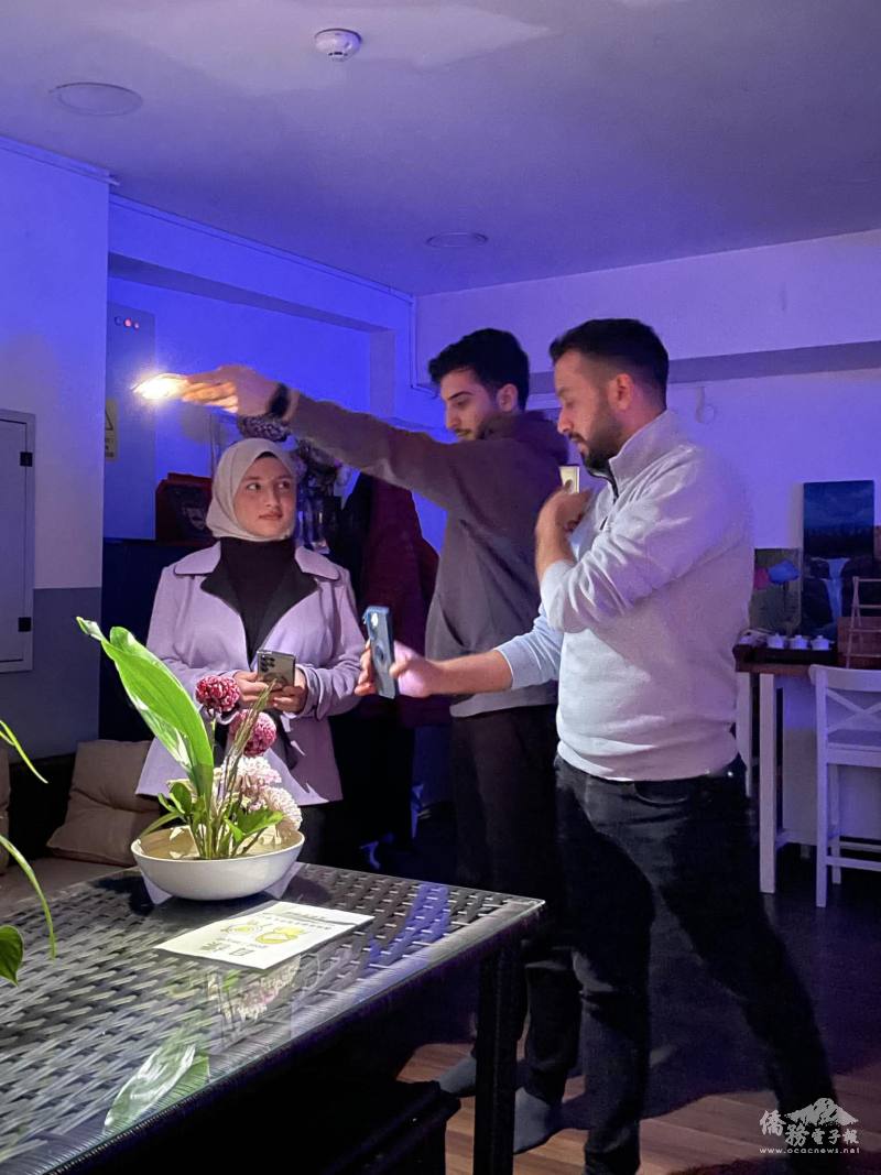 學生分組體驗不同光線的拍攝效果。