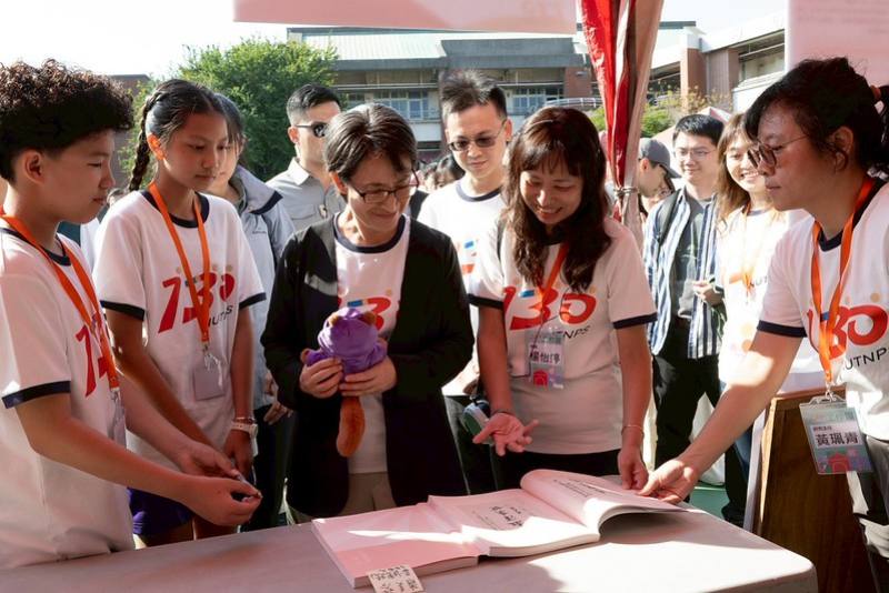 副總統參觀校慶攤位，與校友及學弟妹們親切互動