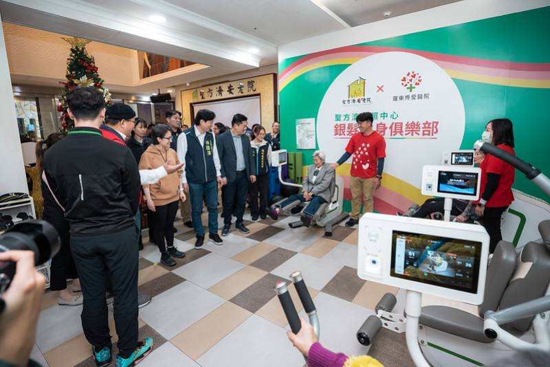 副總統前往頭城聖方濟安老院參訪，在天主教白永恩神父社會福利基金會執行長鍾榕榕與神父卜魯士的陪同下參觀院區