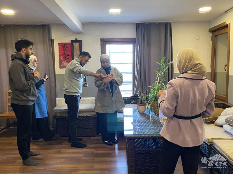 學生排隊練習拍照，由老師們協助調整角度。