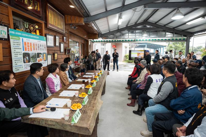 副總統抵達後，首先聽取淇珍御果友善農場許錫淇先生簡報，了解農場成立起緣、金柑製作產品及農場活動介紹