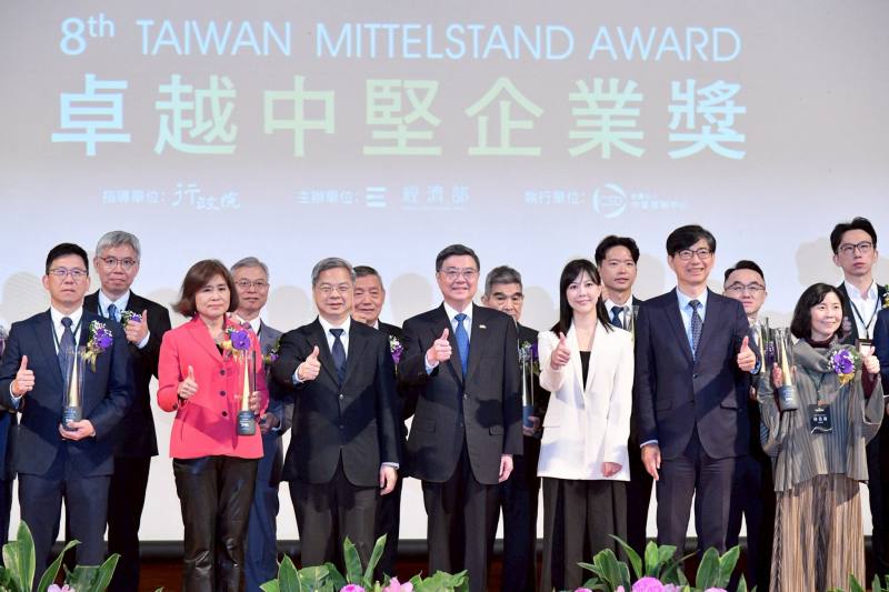 行政院長卓榮泰出席「第8屆卓越中堅企業頒獎典禮」