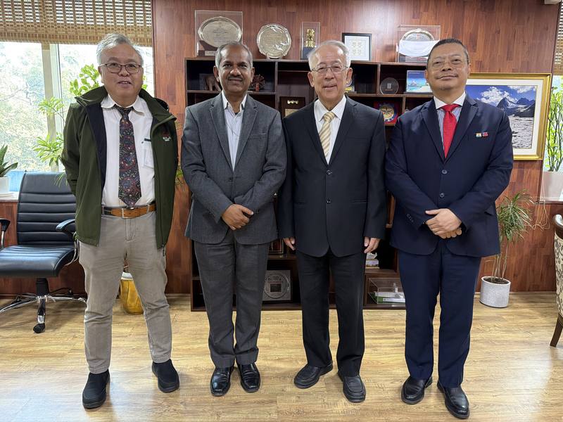 印度國家地震預警資料接收中心正式啟用，其中地震預警關鍵系統「P波警報器」，由台灣的國家災害防救科技中心協助建置。災防科技中心主任陳宏宇（右2）在印度新德里參加啟用活動時表示，希望在雙方合作下，能有效降低地震帶來的災害