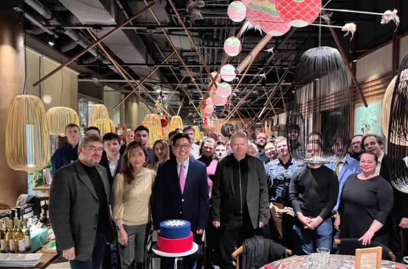 駐斯洛伐克代表處4日舉辦留台校友會餐會，邀請曾赴台研習的斯洛伐克學生，與曾經訪台的產、官、學界及媒體參加。此次活動吸引約50位賓客參加，促進台斯之間的友誼。圖為駐斯洛伐克代表李南陽（前左3）與出席活動賓客合影。（駐斯洛伐克代表處提供）