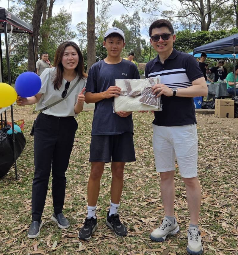 雪梨辦事處處長吳正偉(右)、雪梨文教中心主任江佳慧(左)頒發紀念品予學員