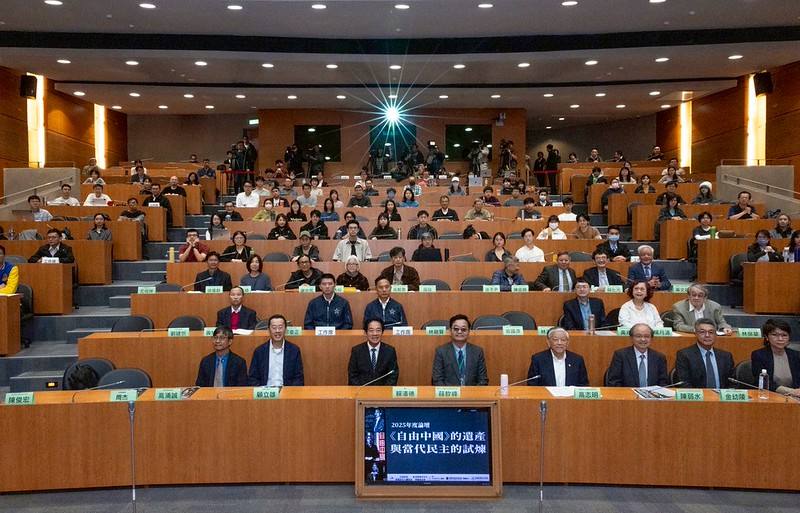 總統和出席人員合影