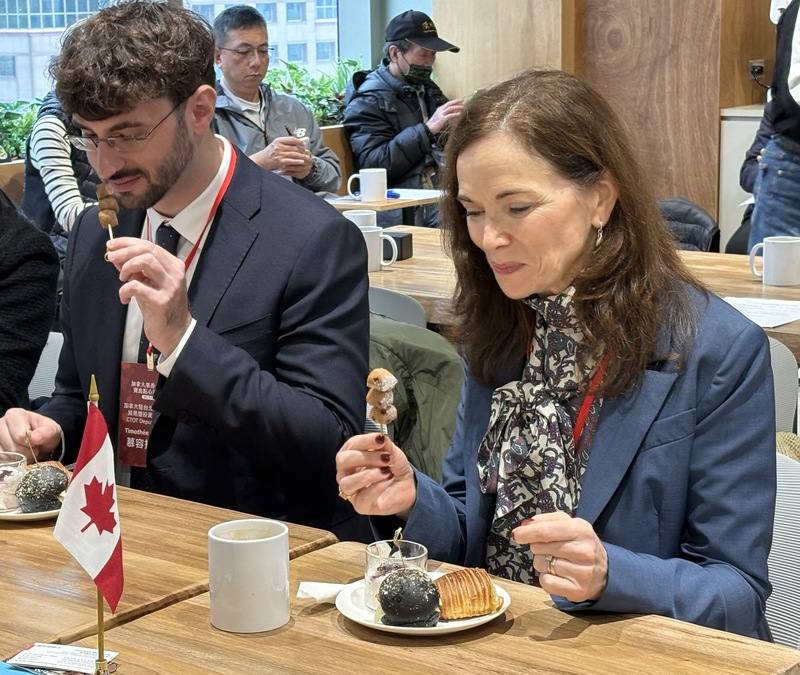 連鎖通路業者5日在新北市舉辦「加拿大果香台灣味　寶島點心新體驗」記者會，邀請加拿大駐台代表何曼麗（右）到場參與，現場品嚐結合加拿大農產與台式特色的創意料理