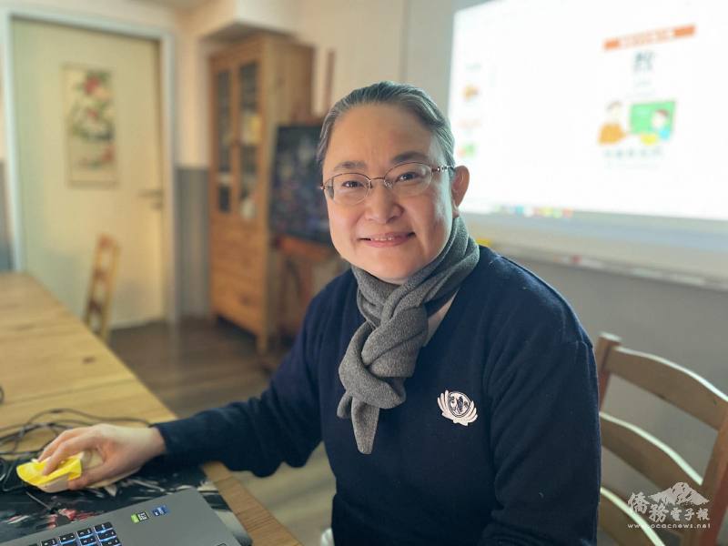 老師周如意帶領學生進行教育字卡的複習與造句練習。