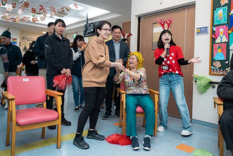 蕭美琴副總統5日下午前往宜蘭探視賑災致傷的李耀全先生，以及參訪頭城聖方濟安老院