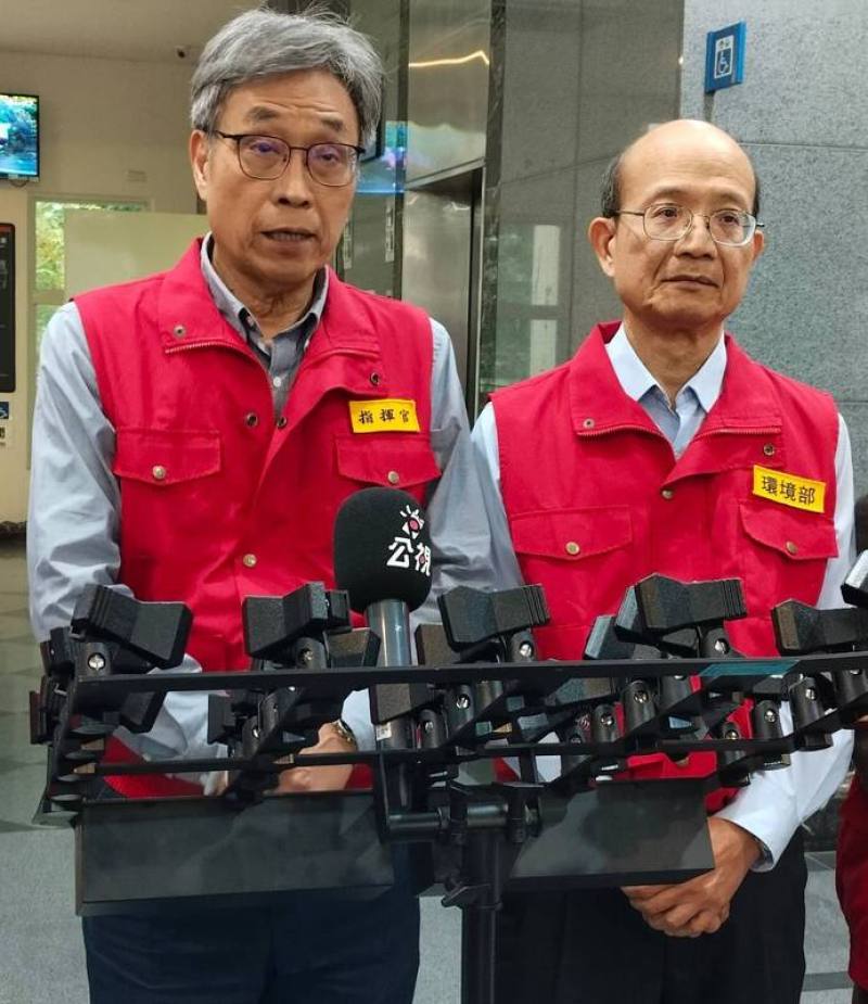 非洲豬瘟中央災害應變中心5日下午開會，應變中心指揮官陳駿季（左）會後受訪指出，將派祕密客出任務，到高風險商店購買食品並送相關單位檢驗，盼能以更嚴謹方式防堵非洲豬瘟疫情